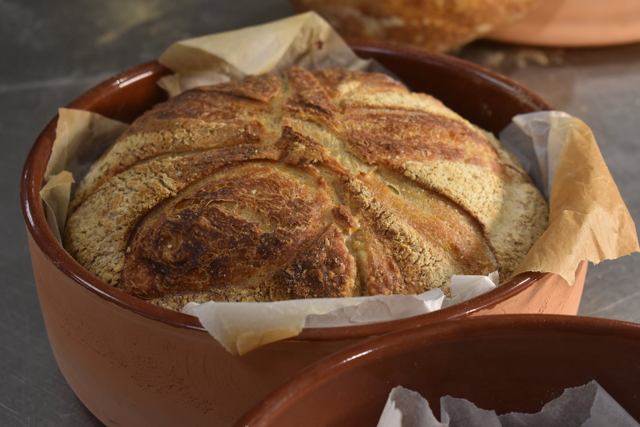 Il pane a lievito madre cotto a forno nella pentola di terracotta